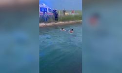 Kanala düşen 2 kadını kurtaran adam hastanede hayatını kaybetti