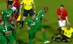 Kırmızı Kart Gören Futbolcu Hakeme Saldırdı