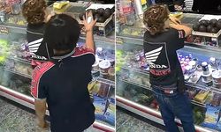 Kıvırcık Saçlarını Kıskanıp Ateşe Verdi