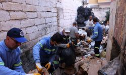 Mersin Akdeniz'de çöp evden tonlarca atık çıktı