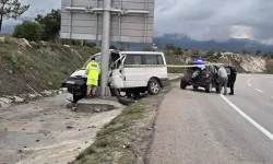 Minibüs Direğe Çarptı, Sürücü Öldü