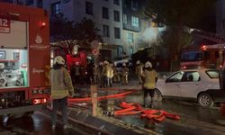 Motosiklet alev aldı, alevler 4 katlı binayı sardı