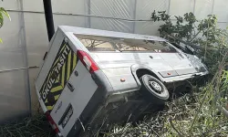 Öğrencileri taşıyan minibüs bahçeye devrildi