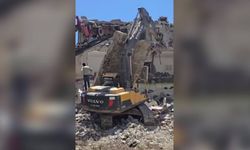 Kontrollü yıkımda beton blok iş makinesinin üzerine devrildi