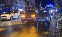 Otomobil, kırmızı ışıkta bekleyen otomobile çarptı: 3 yaralı