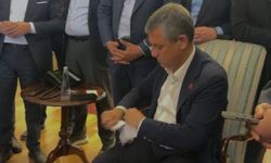 Özgür Özel kendisine verilen mutlak butlan tebligatını yırttı
