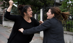 Parkta kanlı kavga: Kadın kadını bıçakladı