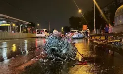 Refüje ve bariyerlere çarpan otomobilin motoru koptu: 1'i ağır 2 yaralı