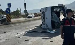 Rus öğrencileri taşıyan servis midibüsü devrildi: 17 yaralı
