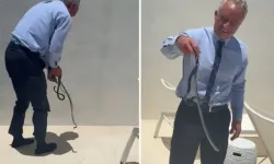 Sağlık Bakanı Yılanı Çıplak Ellerle Yakaladı