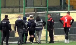 Sahaya girip orta hakeme yumruk atan futbolcu serbest kaldı