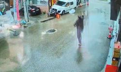 Kamyonet yayaların arasına daldı: 3 kişiye çarptı, 2 kişi aracın altında kaldı