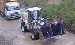 Sel yolları kapattı: Cenazeye kepçeyle gittiler