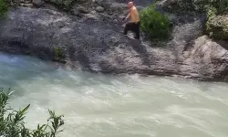 Serinlemek için girdiği çayda akıntıya kapılarak kayboldu