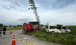 Servis Minibüsü ile Kamyonet Kavşakta Çarpıştı: 5 Yaralı