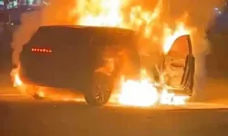 Seyir Halindeki Elektrikli Araç Alev Alev Yandı