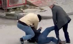 Sokak ortasında 2 kişi tarafından darbedildi