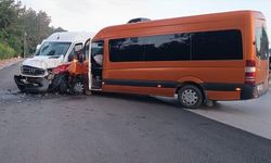 İki tur minibüsünün çarpıştığı kazada 13 turist yaralandı