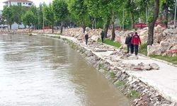 Taşkın riski nedeniyle bir okul ile bir köyde eğitime ara verildi
