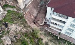 Çöken istinat duvarı evlerin içine girdi: 10 ev tahliye edildi