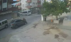 Yakınına el salladığı anda otomobil çarptı