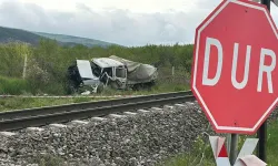 Yolcu treni hemzemin geçitte kamyonete çarptı: 1 Ölü 3 Yaralı