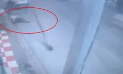 Yolda yürürken üzerine direk devrildi: O anlar kamerada