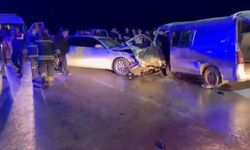 2 araç kafa kafaya çarpıştı: 1 ölü, 12 yaralı