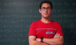 22 dakikada Pi sayısının virgülden sonraki 5 bin basamağını ezbere okudu