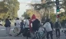 30 bisikletli genç bir kişiyi yere yatırıp darp etti