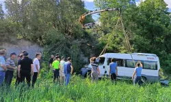 Minibüs şarampole yuvarlandı: Çok sayıda yaralı var