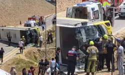 Halk otobüsü devrildi: Çocuğu kurtardı, kendisi ölümden döndü