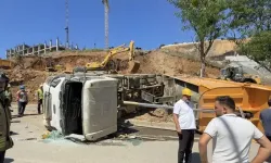 Hafriyat kamyonu devrildi; şoför kabinde sıkıştı