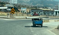 Kahramanmaraş'ta trafikte beklerken motosiklet üzerinde oynamaya başladı