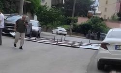 Kahramanmaraş’ta şiddetli rüzgârda bir apartmanın çatısı uçtu