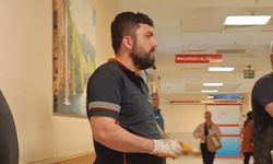 Eline saplanan çivili tahtayla hastaneye gitti