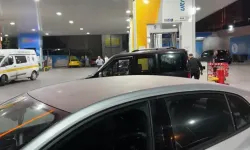 Akaryakıt istasyonunda silahlı saldırı: Yaralılar var
