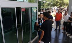 Aracını park edemeyince sınava geç kalan aday içeri alınmadı