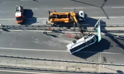 Bariyerlere çarpan midibüs devrildi; 1'i çocuk 12 yaralı