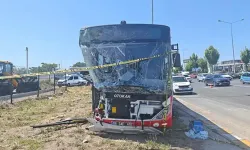 Belediye otobüsü ve hafif ticari araç çarpıştı: 1 ölü, 9 yaralı