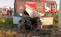 Elbistan'da trafik kazası: Araç tarlaya uçtu, direğe çarptı!
