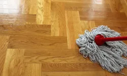 Evinizde Var! Bu Malzeme Parkeleri Ayna Gibi Parlatıyor