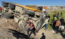 Feci kaza: Minibüs ile kamyon çarpıştı! 2 ölü, 3 yaralı