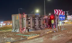 Gaziantep'te TIR devrildi; 17 ton arpa yola saçıldı