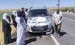 Hafif ticari araçla motosiklet çarpıştı, 1’i bebek 3 yaralı