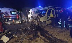 İki araç kafa kafaya çarpıştı: 4’ü ağır 8 yaralı