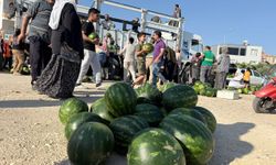 İsimsiz hayırsever 30 ton karpuzu vatandaşlara ücretsiz dağıttı