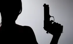 Kadın, iş yerinde kocasını silahla öldürmeye çalıştı