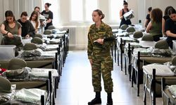 Kadınlar Gönüllü Askerlik İçin Orduya Katıldı