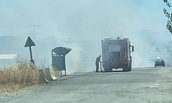 Kahramanmaraş'ta yol üzerindeki otluk alan alev alev yandı